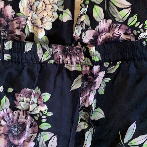 Floral wide-leg pants with tie front 🌸 - Picture 5 of 5